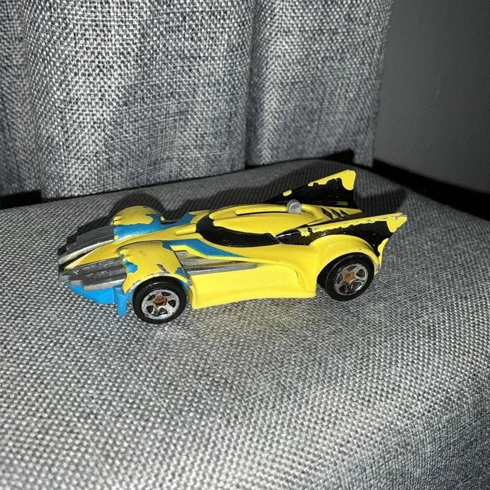 Hot Wheels Marvel - Wolverine Character Car 2018 Claws Go In And Out Yellow Blue